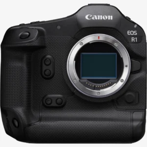 Canon EOS R1 vs Nikon Z9: ¿Cuál es la mejor cámara en 2025? - nicoletalupuagency Primer plano de una fotógrafa sosteniendo la Canon EOS R1