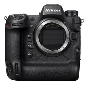 Canon EOS R1 vs Nikon Z9: ¿Cuál es la mejor cámara en 2025? - nicoletalupuagency Vista frontal del cuerpo de la cámara Nikon Z9 sin objetivo