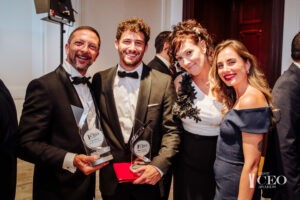 Fotografía de Eventos Verano 2025: Tendencias que Marcarán la Temporada - nicoletalupuagency Grupo de invitados posando con premios durante una gala empresarial organizada por Lupu Agency