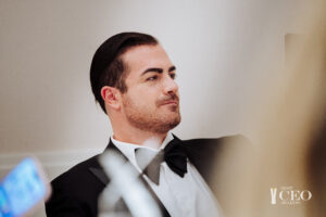 Fotografía de Eventos Verano 2025: Tendencias que Marcarán la Temporada - nicoletalupuagency Hombre elegante con esmoquin durante una gala de premios empresariales organizada por Lupu Agency