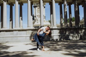 Pareja besándose en sesión fotográfica profesional en Madrid, ideal para perfiles en apps de citas como Tinder o Bumble.