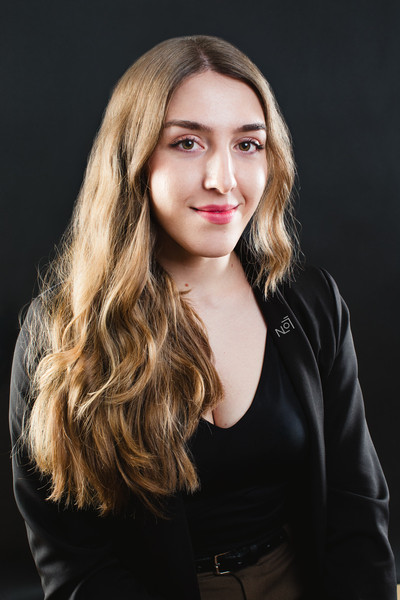 Professional portrait of Lupu Agency photographer during a premium executive portrait experience for corporate events in Madrid.