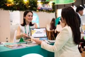 Exhibitor presenting a product to a visitor during a trade fair at IFEMA Madrid.