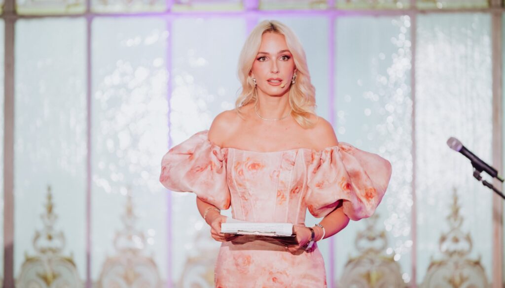 Host Teodora Tompea presenting the Gala Women in Economy in front of the leaded-glass windows of the Real Casino de Madrid